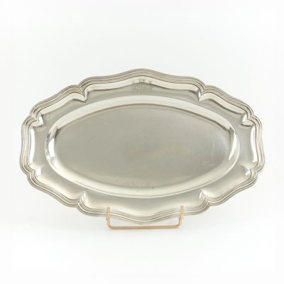 Plat ovale en argent 950 millièmes, les bords contours à fil…