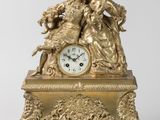 une horloge en or posée sur une table