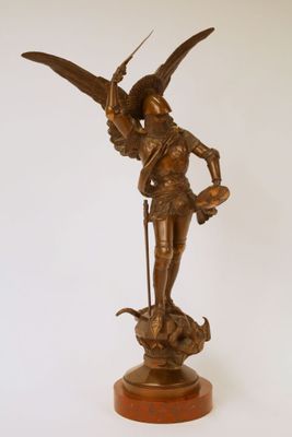 statue en bronze d'une femme tenant un oiseau sur une base en bois