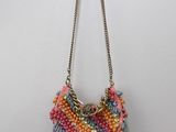 un collier composé de perles multicolores suspendues à une chaîne