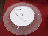 une assiette sur laquelle est représentée une horloge, posée sur une table