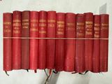 de nombreux livres rouges empilés les uns sur les autres sur une étagère