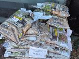 un tas de nourriture posé par terre à côté d'une porte vitrée