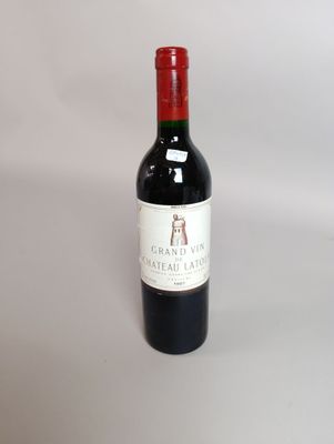 une bouteille de vin posée sur une table