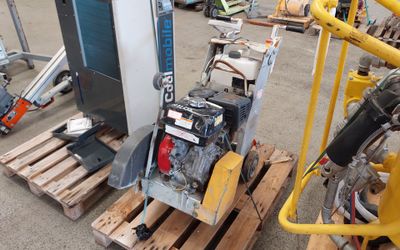 a machine that is sitting on a pallet in a warehouse