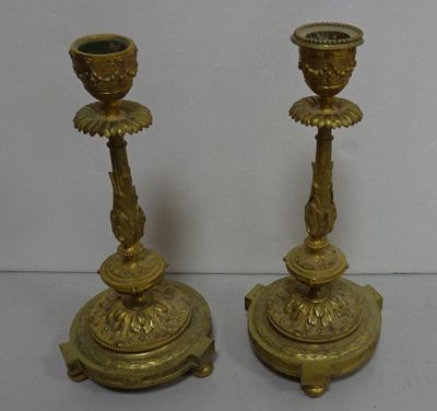paire de bougeoirs anciens en laiton avec du verre vert en forme de fleurs