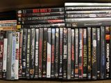 beaucoup de dvd dans une boîte sur la table