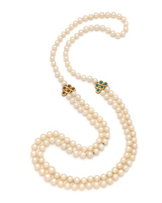 un collier de perles de culture et de diamants