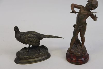 deux figurines en bronze représentant un garçon et un faisan