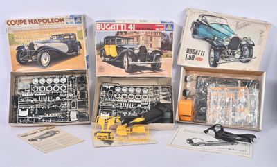 beaucoup de modèles réduits de voitures anciennes dans des boîtes posées sur la table