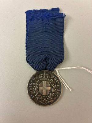 une médaille ornée d'un ruban bleu et d'une croix