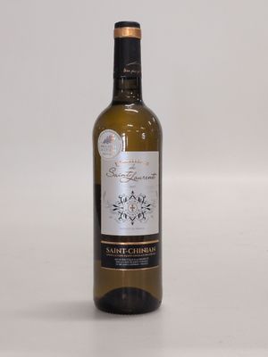la bouteille de vin blanc est posée sur la table