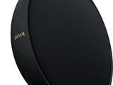 l'enceinte noire est posée sur un support métallique