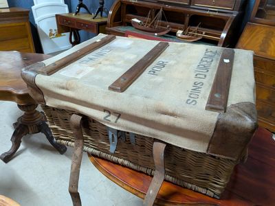 une vieille valise posée sur une table en bois