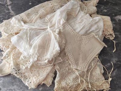 un tas de dentelle blanche posé sur une table
