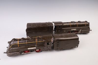 un petit train posé sur une surface blanche