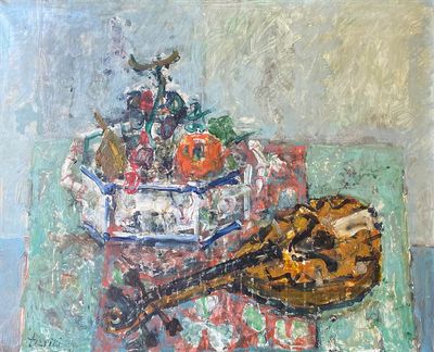 un tableau représentant une guitare et une corbeille de fruits posés sur une table