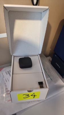 une boîte contenant une télécommande, posée sur une table