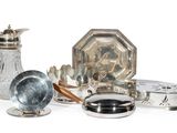 beaucoup d'objets argentés sur une surface blanche