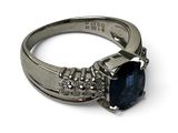 une image d'une bague en saphir bleu et diamant sur fond blanc
