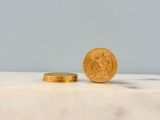 une pièce d'or posée sur un comptoir en marbre