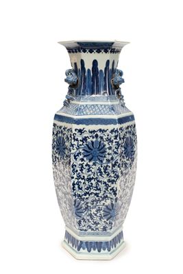 un vase bleu et blanc orné d'un motif floral