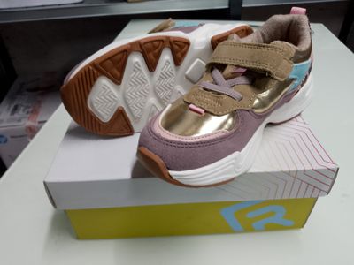 une paire de chaussures qui se trouve sur le dessus d'une boîte