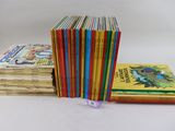 une pile de livres pour enfants empilés les uns sur les autres