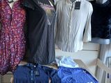 beaucoup de vêtements exposés sur une table