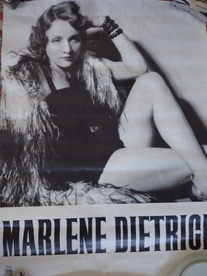 une affiche représentant une femme en manteau de fourrure accrochée au mur