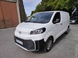 la camionnette blanche est garée sur le parking à côté d'un bâtiment