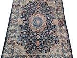 un tapis bleu et beige orné d'un motif en médaillon