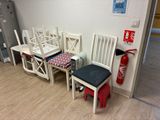 plusieurs chaises et une table dans une pièce équipée d'un extincteur