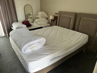 un lit recouvert d'une couverture blanche dans une chambre