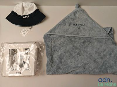 Lot composé d'une cape de bain BONSOIRS brodé "Martin", d'un…