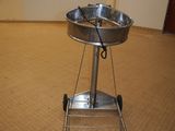 une photo d'une casserole en acier inoxydable posée sur un support