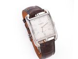 l'image d'une montre-bracelet avec un bracelet en cuir marron