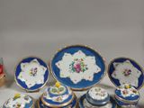 un ensemble d'assiettes et de bols bleus et blancs ornés de fleurs