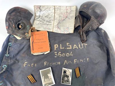 un vieux sac à dos sur lequel sont accrochés de nombreux objets
