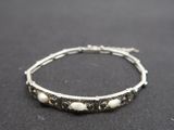 un gros plan d'un bracelet orné de perles posé sur une table