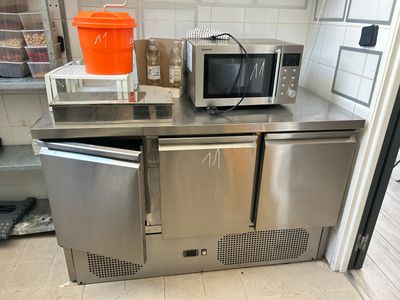 un micro-ondes posé sur un comptoir dans une cuisine
