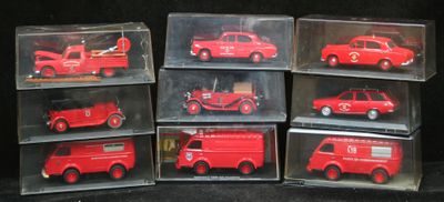six petites voitures rouges dans des boîtes transparentes sur fond noir