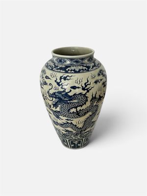 un vase bleu et blanc orné d'un dragon