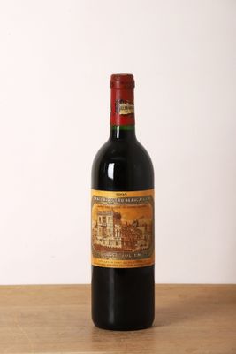 une bouteille de vin rouge posée sur une table en bois