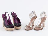 trois paires de chaussures de femmes sont alignées sur une surface blanche