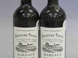 deux bouteilles de vin rouge posées l'une à côté de l'autre sur une table
