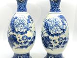 une paire de vases bleus et blancs ornés de pivoines et de fleurs