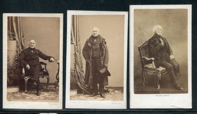 trois vieilles photos en noir et blanc représentant un homme et une femme