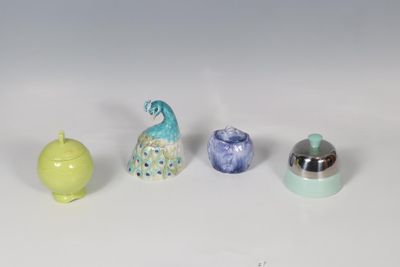 Ensemble comprenant 4 sucriers divers en barbotine ou faïenc…