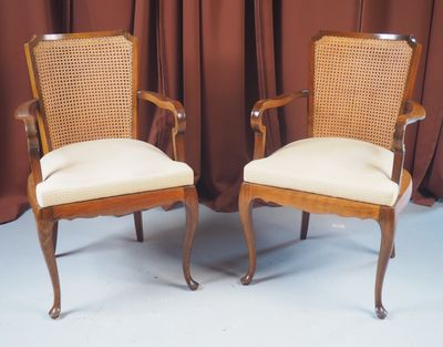 paire de chaises anciennes à dossier en rotin et accoudoirs rembourrés